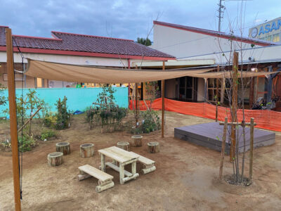 緑豊かな園庭　丸太イス　デッキ