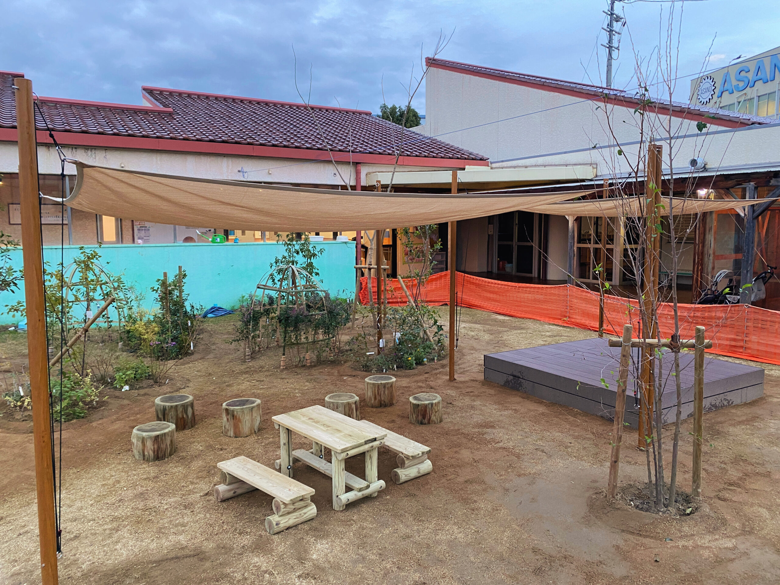 緑豊かな園庭　丸太イス　デッキ